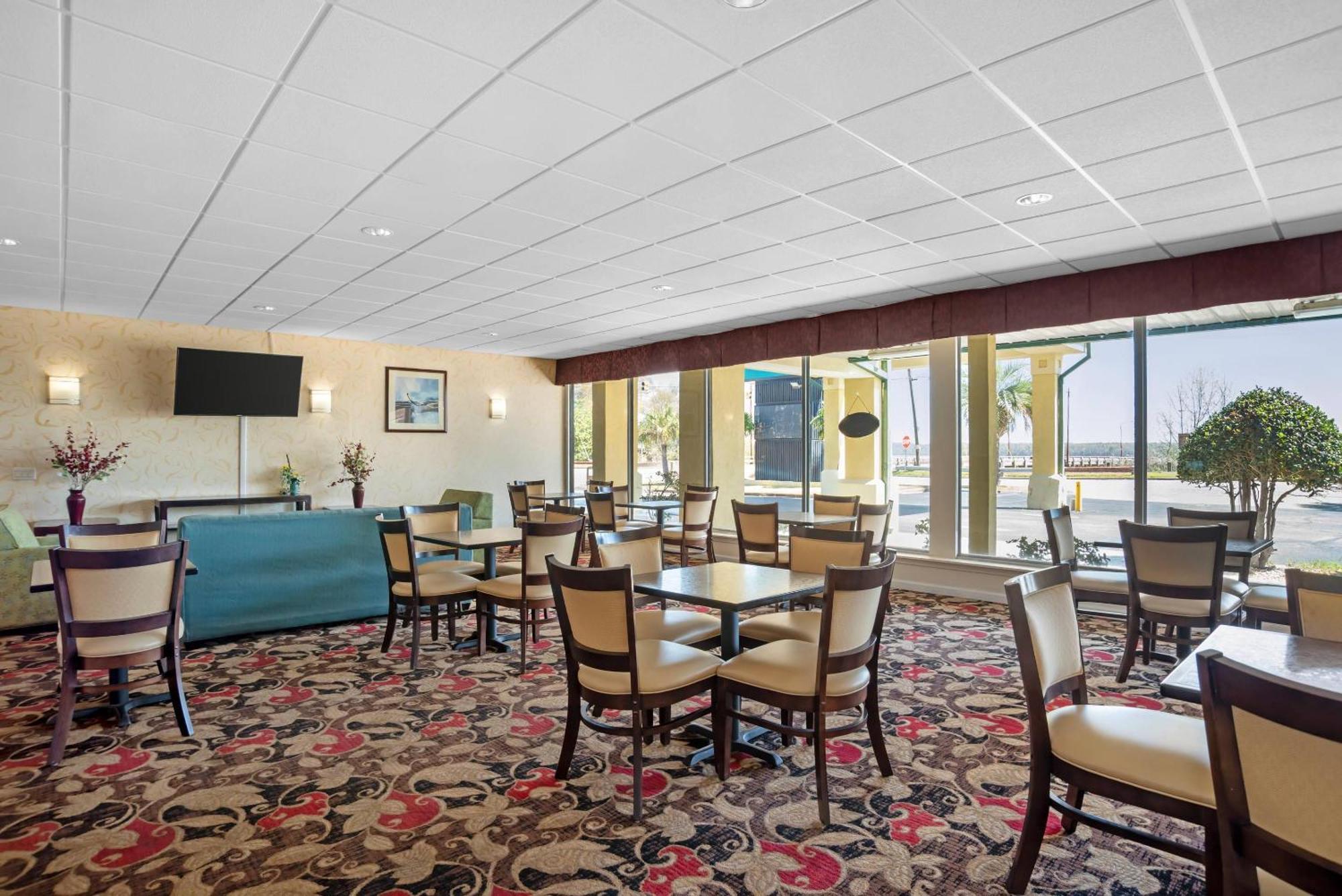 Quality Inn & Suites Near Lake Eufaula Exteriör bild