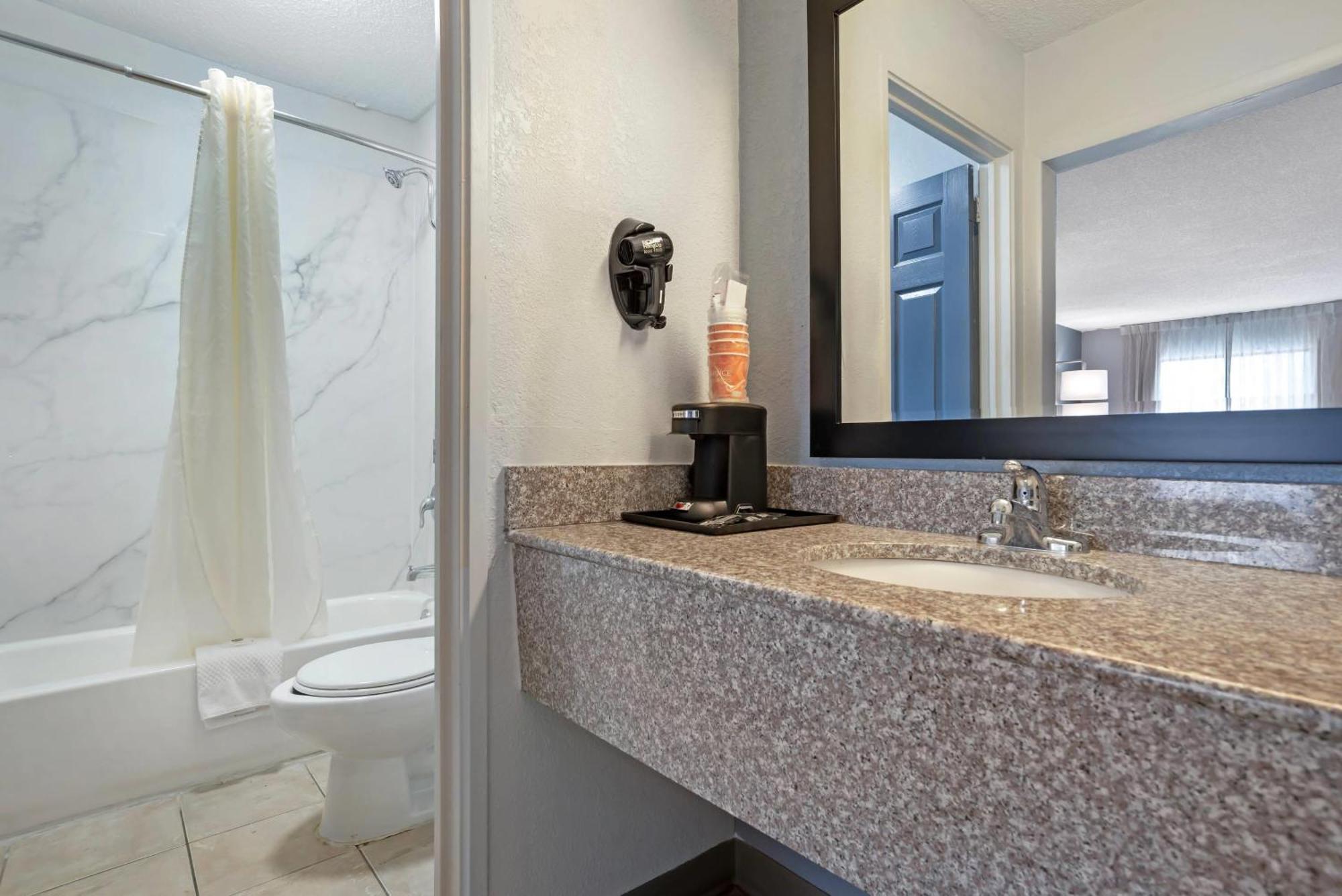 Quality Inn & Suites Near Lake Eufaula Exteriör bild